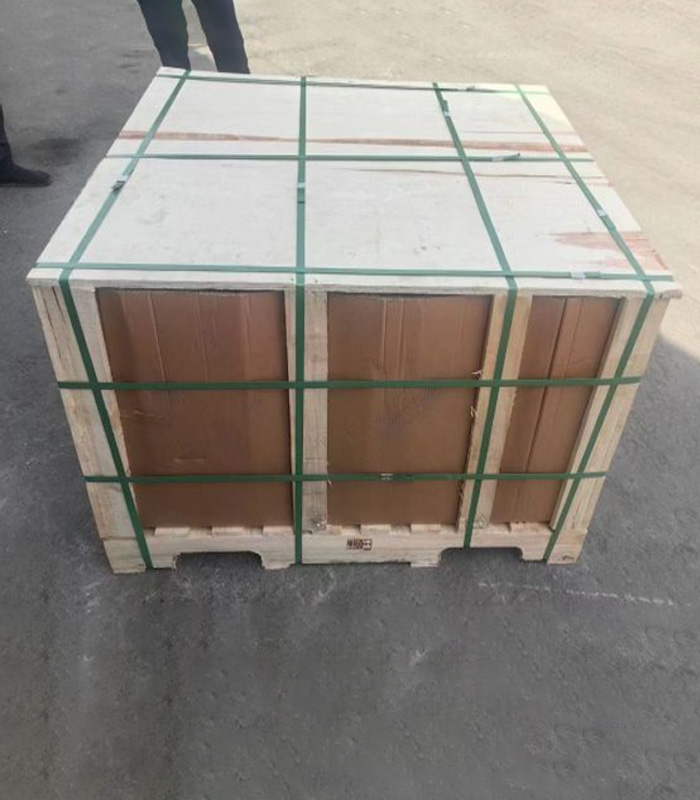 Self-drilling screws with wooden pallet packaging